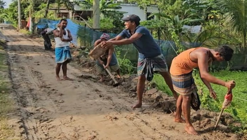 জনদুর্ভোগ কমাতে বিএনপি নেতার অর্থায়নে রাস্তা সংস্কার