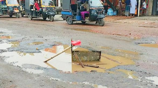 ঢাকা -বরিশাল মহাসড়কের ২৪ কিলোমিটার রাস্তা খানাখন্দে ভরা