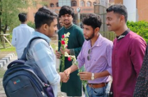 বরিশাল বিশ্ববিদ্যালয়ে ছাত্রদলের নেতাকর্মীরা নবীনদের ফুল দিয়ে বরণ করেন