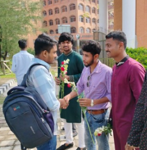 বরিশাল বিশ্ববিদ্যালয়ে ছাত্রদলের নেতাকর্মীরা নবীনদের ফুল দিয়ে বরণ করেন