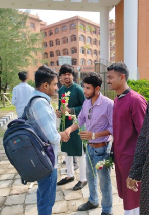 বরিশাল বিশ্ববিদ্যালয়ে ছাত্রদলের নেতাকর্মীরা নবীনদের ফুল দিয়ে বরণ করেন