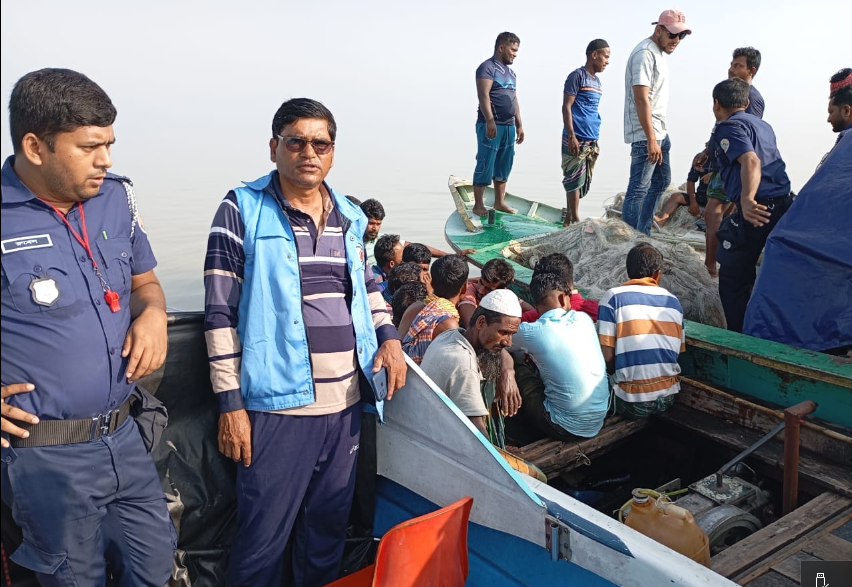 বরিশালে ইলিশ ধরার অপরাধে ৫৫৬ জেলের কারাদণ্ড