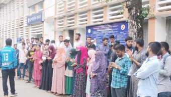উপাধ্যক্ষকে যোগদানে বাধা দিতে বিএম কলেজের প্রশাসনিক ভবন ঘেরাও