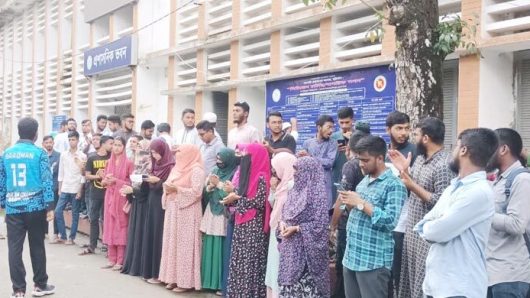 উপাধ্যক্ষকে যোগদানে বাধা দিতে বিএম কলেজের প্রশাসনিক ভবন ঘেরাও