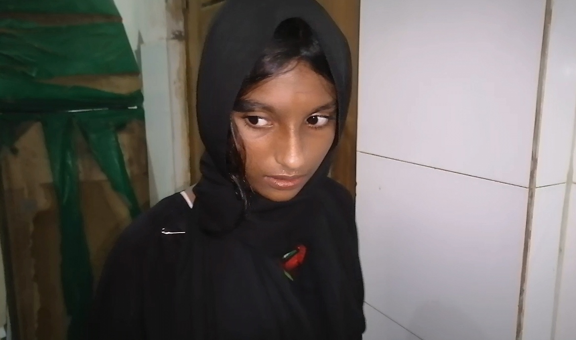শেবাচিম হাসপাতালে বাচ্চা চুরি সন্দেহে এক কিশোরীকে পুলিশে দিলো জনতা