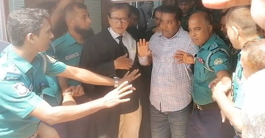 বরিশালে বিএনপির তিনটি অগ্নিসংযোগ মামলায় ৯ কাউন্সিলর জেল হাজতে