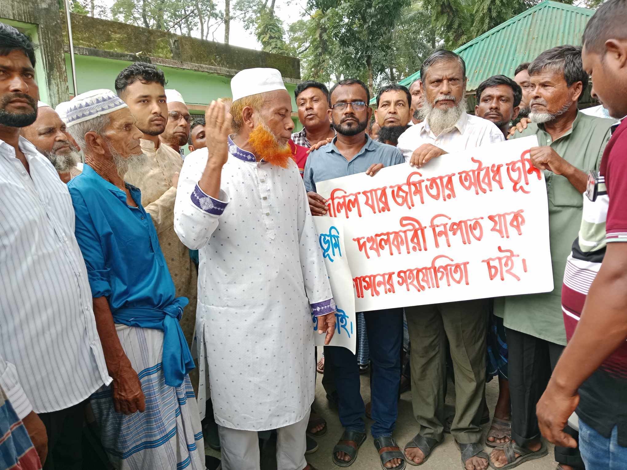 বরিশালে চরের জমি উদ্ধারের দাবিতে ইউএনও,এসিল্যান্ড অফিসের সামনে মানববন্ধন।
