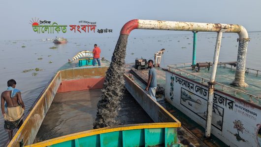 কীর্তনখোলাসহ রাতে গোপনে চলে বালু উত্তোলন,নদীতে ভাঙনের শঙ্কা