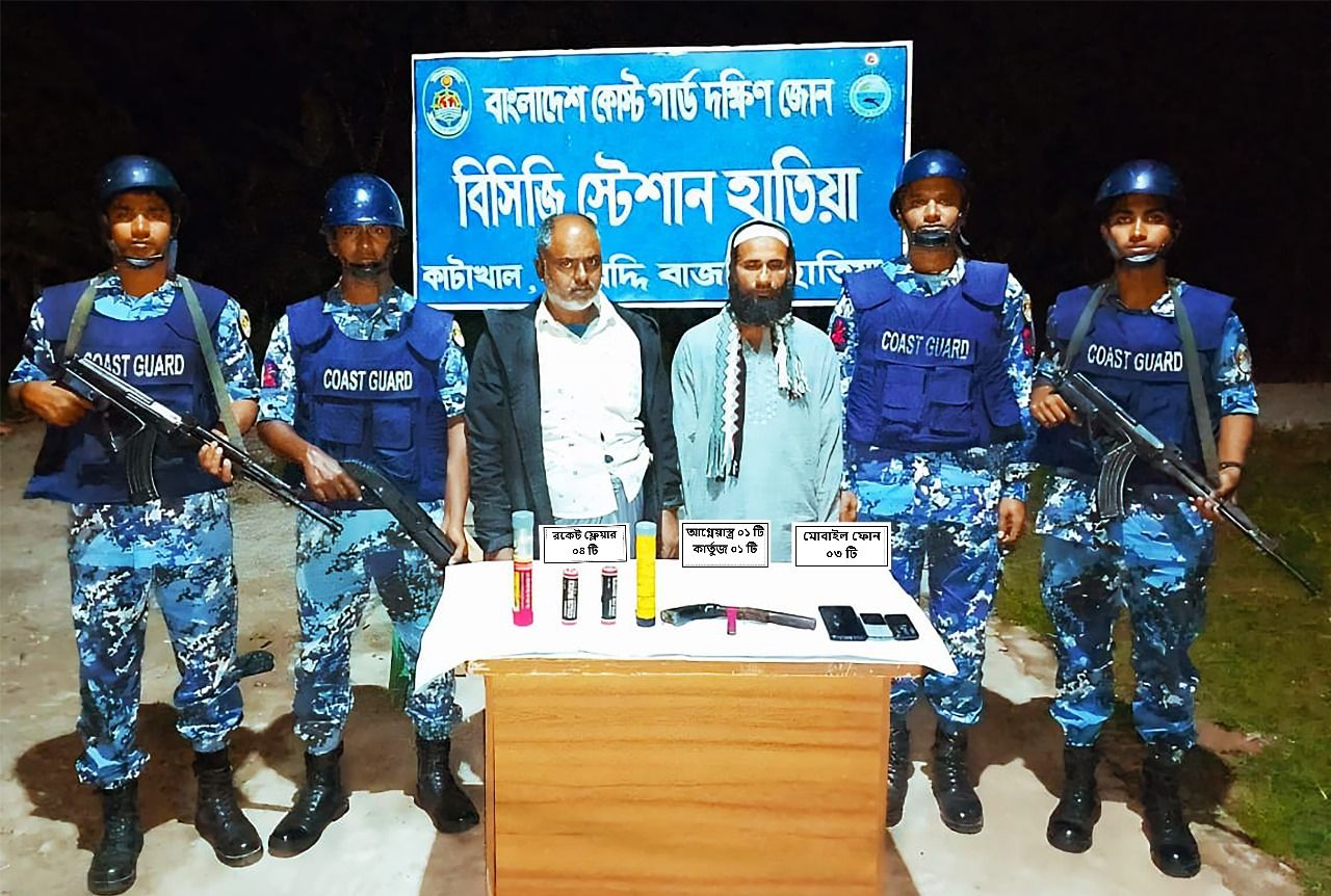 হাতিয়ায় কোস্ট গার্ডের অভিযানে দেশীয় আগ্নেয়াস্ত্রসহ ব্যবসায়ী দু’জন আটক