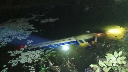 বরিশালে নিয়ন্ত্রণ হারিয়ে পুকুরে ট্রাক, চালকসহ নিহত ২