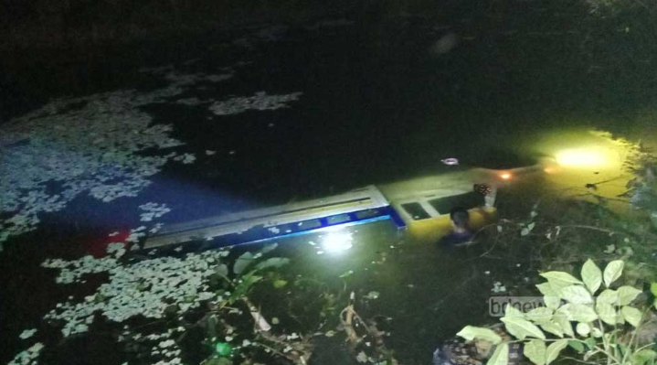 বরিশালে নিয়ন্ত্রণ হারিয়ে পুকুরে ট্রাক, চালকসহ নিহত ২