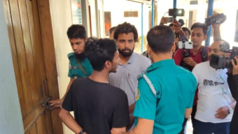 বরিশালে ছাত্রলীগ দুই কর্মীকে আটক করে পুলিশে দিল শিক্ষার্থীরা
