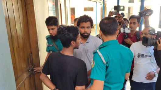 বরিশালে ছাত্রলীগ দুই কর্মীকে আটক করে পুলিশে দিল শিক্ষার্থীরা