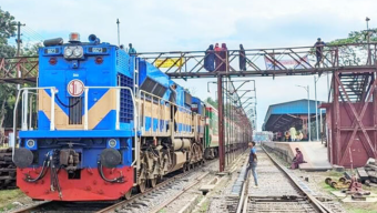 ঢাকা থেকে ৪ ঘণ্টা পর পদ্মা সেতু হয়ে ট্রেন চলাচল শুরু