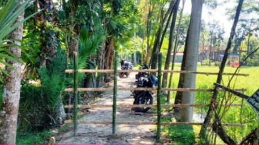 বরিশালে চলাচলের রাস্তায় বাঁশের বেড়া দিয়ে ১০ লাখ টাকা চাঁদা দাবি