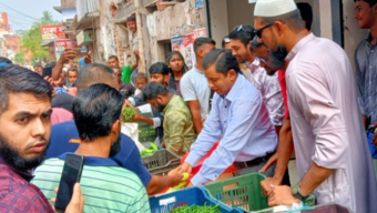 ঝালকাঠিতে সিন্ডিকেট ভাঙতে কেনা দামে সবজি বিক্রি