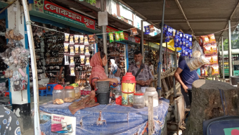 বরিশালে নগর ভবনের পাশে অবৈধ দখলে বৈধ দোকানদারদের ক্ষতি
