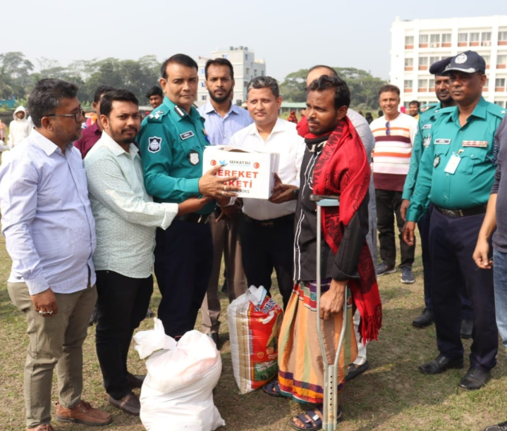 সুবিধাবঞ্চিত মানুষের পাশে পুলিশর কমিশনার শফিকুল ইসলাম