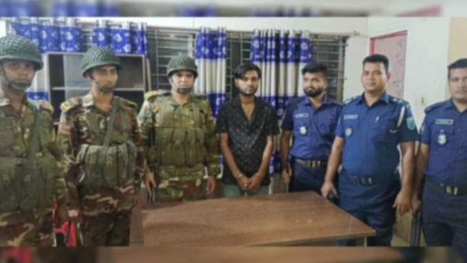 গজারিয়ায় যৌথ বাহিনীর অভিযানে ভুয়া ক্যাপ্টেন আটক