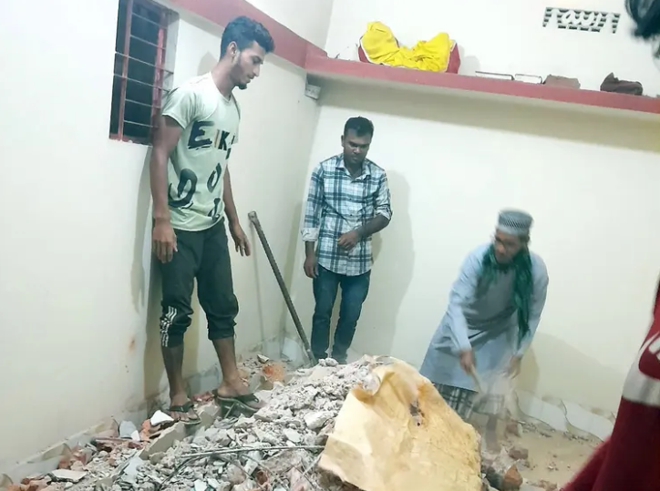 ব্যক্তি উদ্যোগে মাজার, গুঁড়িয়ে দিলো এলাকাবাসী