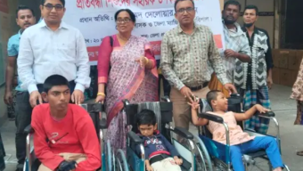 বরিশাল আভাসের আয়োজনে প্রতিবন্ধী শিশুরা পেল হুইল চেয়ার