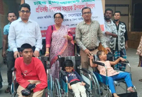 বরিশাল আভাসের আয়োজনে প্রতিবন্ধী শিশুরা পেল হুইল চেয়ার
