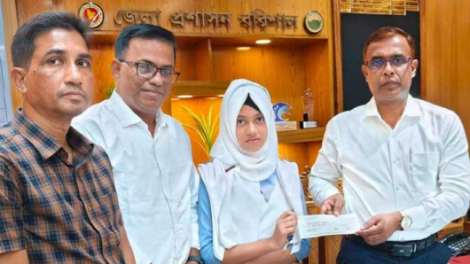 বরিশালের মিথিলার পাশে ডিসি ও সমাজ সেবা সাজ্জাদ পারভেজ