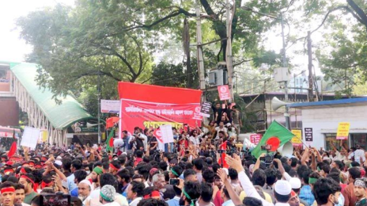 রাজধানীর প্রেস ক্লাবের সামনে সড়ক অবরোধ করেছেন ব্যাটারিচালিত রিকশাচালকরা