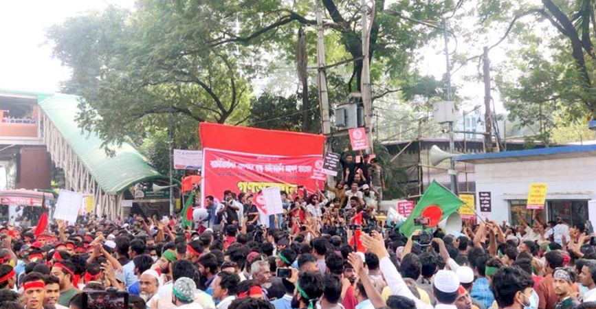 রাজধানীর প্রেস ক্লাবের সামনে সড়ক অবরোধ করেছেন ব্যাটারিচালিত রিকশাচালকরা