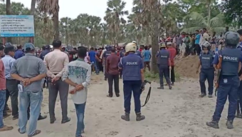 কুয়াকাটায় অবৈধ স্থাপনা উচ্ছেদ অভিযানে বাঁধা, হামলার অভিযোগে শতাধিক দখলদারের বিরুদ্ধে মামলা