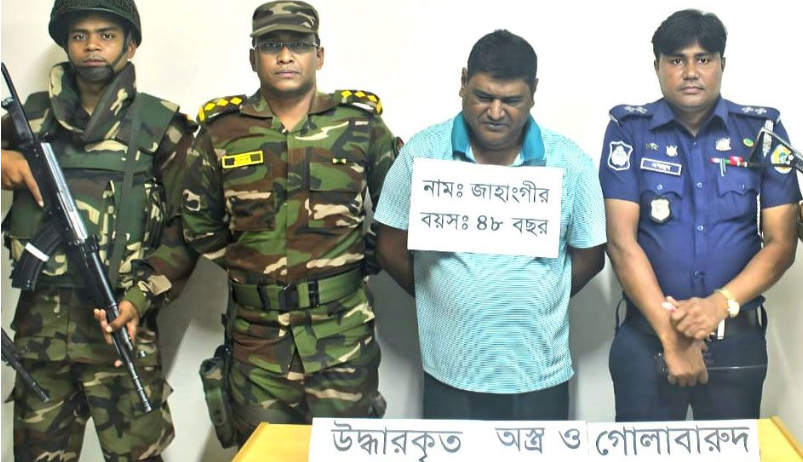 পটুয়াখালী যৌথ বাহিনীর অভিযান,যুক্তরাষ্ট্রের পিস্তল ও গুলিসহ বিএনপি নেতা আটক