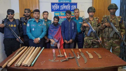 নগরীর চাঁদমারি এলাকায় যৌথ বাহিনীর মাদক বিরোধী অভিযানে দেশীয় অস্ত্রসহ আটক -২