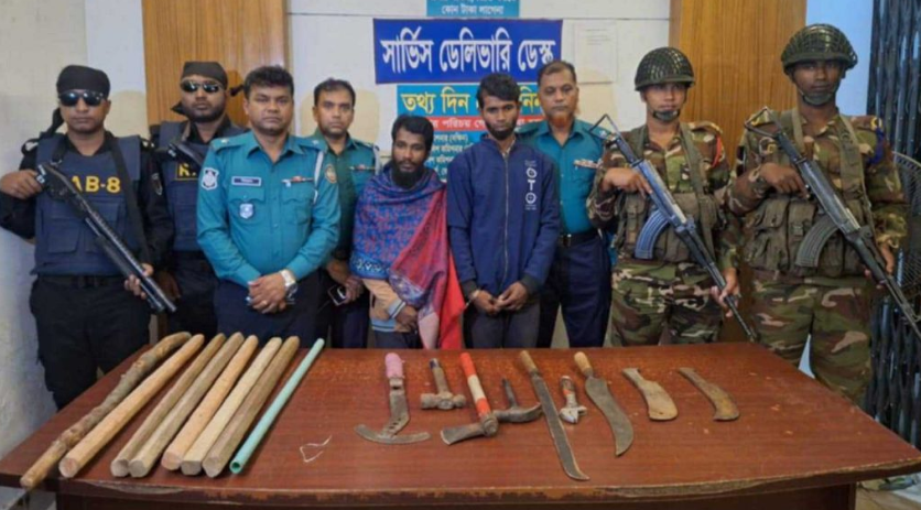 নগরীর চাঁদমারি এলাকায় যৌথ বাহিনীর মাদক বিরোধী অভিযানে দেশীয় অস্ত্রসহ আটক -২