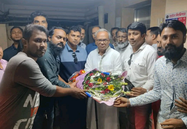 বিএনপির মহাসচিব রিজভীকে বরিশাল জেলা ছাত্রদলের ফুলেল শুভেচ্ছা