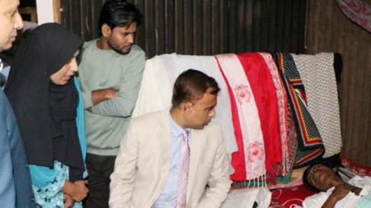 বরিশালে ছাত্র আন্দোলনে আ হ ত ইমরান গাজীর পাশে দাঁড়ালেন জেলা প্রশাসক