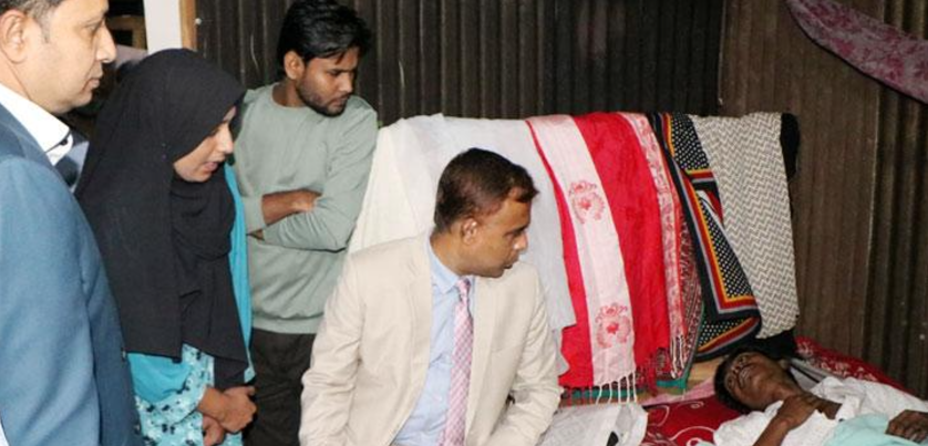 বরিশালে ছাত্র আন্দোলনে আ হ ত ইমরান গাজীর পাশে দাঁড়ালেন জেলা প্রশাসক