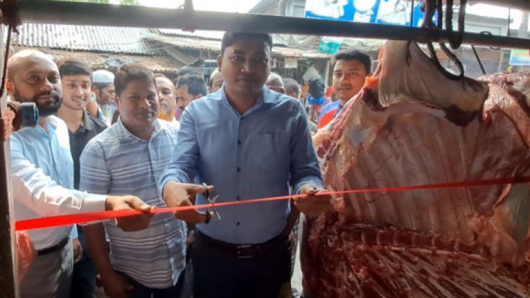 বরিশালে সিন্ডিকেট ভাঙতে ৬০০ টাকা কেজি দরে গরুর গোশত বিক্রি শুরু