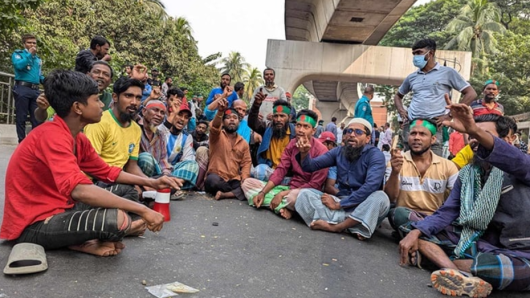 রাজধানীর প্রেস ক্লাব ছাড়লেন ব্যাটারিচালিত রিকশাচালকরা, যানচলাচল স্বাভাবিক