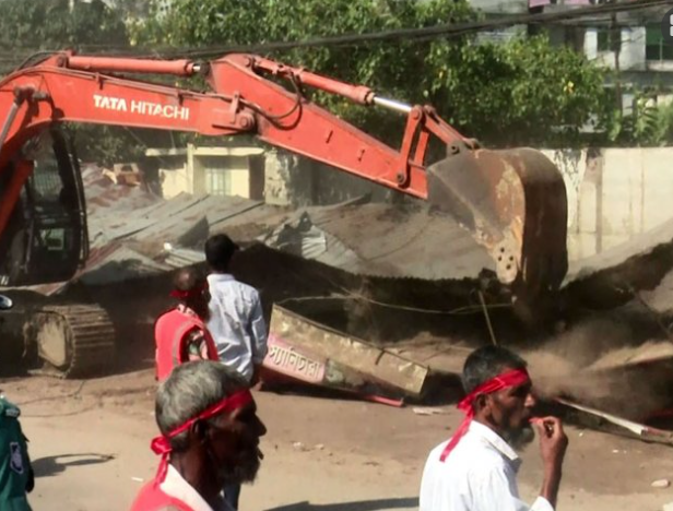 গুঁড়িয়ে দেওয়া হলো সাবেক সেনা কর্মকর্তা জিয়াউলের অবৈধ স্থাপনা