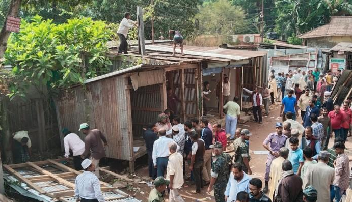 বরিশালে বিনা নোটিশে উচ্ছেদ করায় বিপাকে ষ্ট্যাম্প বিক্রেতারা