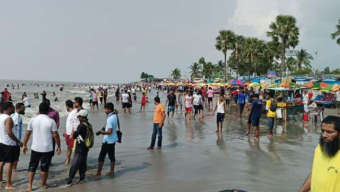 কুয়াকাটা সমুদ্রসৈকতে পর্যটকের ভিড়,