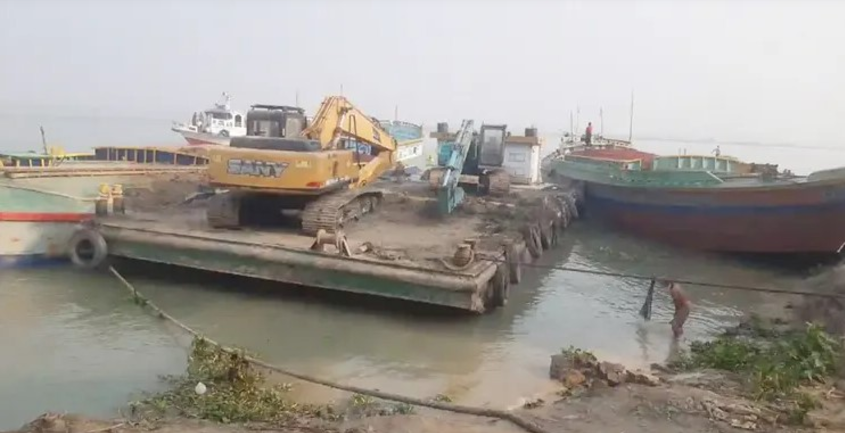 বরিশালে রাতের আঁধারে নদীর মাটি লুট, কোস্ট গার্ড,নৌ পুলিশ নিরব ?