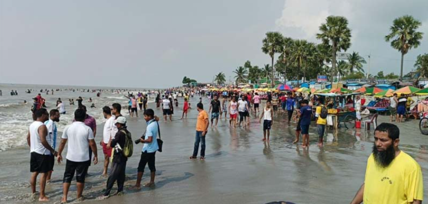 কুয়াকাটা সমুদ্রসৈকতে পর্যটকের ভিড়,