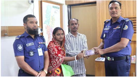 পিরোজপুরে প্রতারণার টাকা উদ্ধার করে ভুক্তভোগীদের হাতে তুলে দিল, পুলিশ সুপার আবু নাসের
