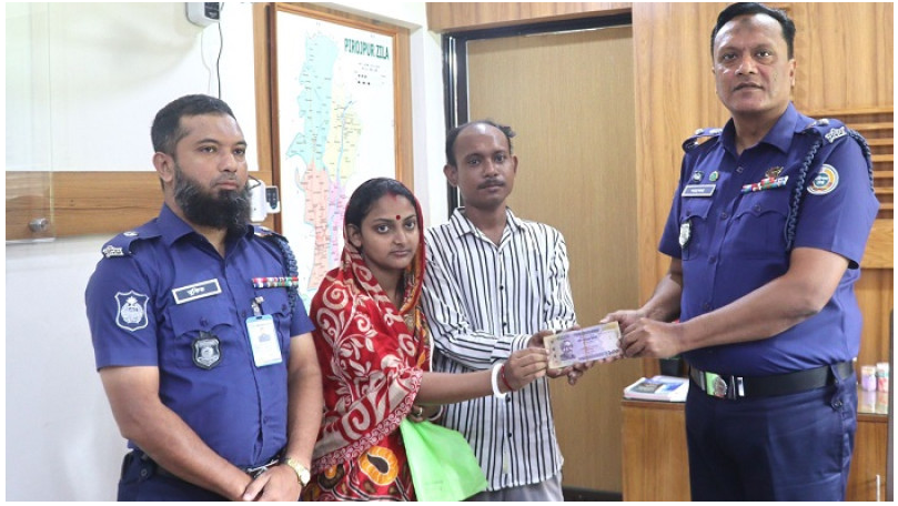 পিরোজপুরে প্রতারণার টাকা উদ্ধার করে ভুক্তভোগীদের হাতে তুলে দিল, পুলিশ সুপার আবু নাসের