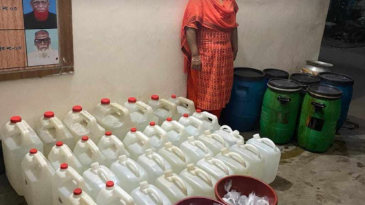 কালীগঞ্জে দেশী মদ তৈরির আস্তানায় অভিযান, ৪’শত লিটার মদ উদ্ধার, আটক ১