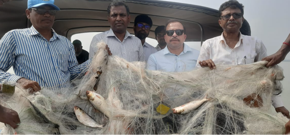 বরিশালে ১৯ দিনে ১৭ হাজার কেজি ইলিশ জব্দ;৫৮৯ জেলেকে কারাদণ্ড; ২৭ লাখ টাকা জরিমানা