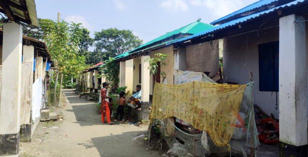 আশ্রয়ণ ঘরের মালিক উপজেলা প্রশাসনের কর্মচারী ও সাংবাদিকরা !