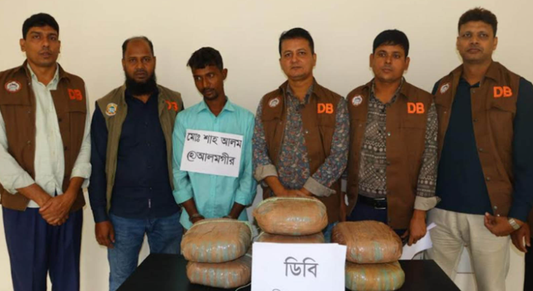 বরিশালে ডিবি পুলিশের অভিযানে ১৪ কেজি গাঁজাসহ গ্রেপ্তার ১