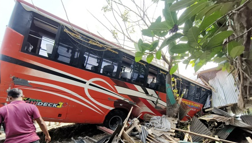 বরিশালে নিয়ন্ত্রণ হারিয়ে যাত্রীবাহি বাস খাদে, ভ্যানের যাত্রী নিহত